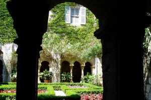 付属教会の中庭回廊ーサン・ポール・ド・モゾール修道院ー