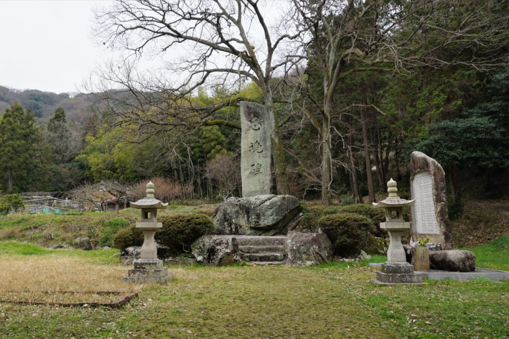 吉備津彦神社横の忠魂碑