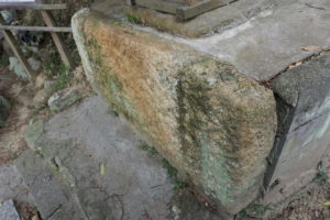 家形石棺の底石-2